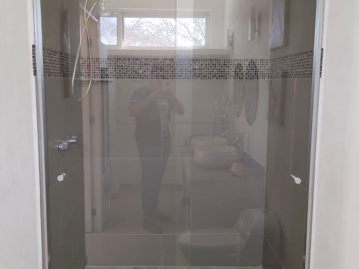 Cancel de baño con puerta abatible en vidrio templado