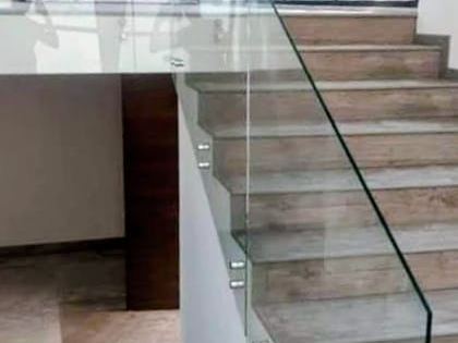 Tempered glass railing on a staircase with steel standoffs