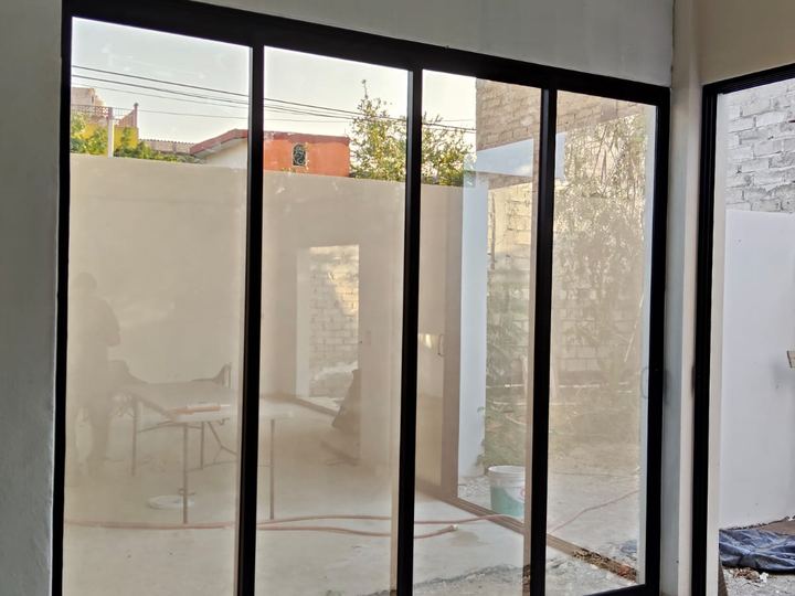 Puerta corrediza de aluminio negro de gran formato