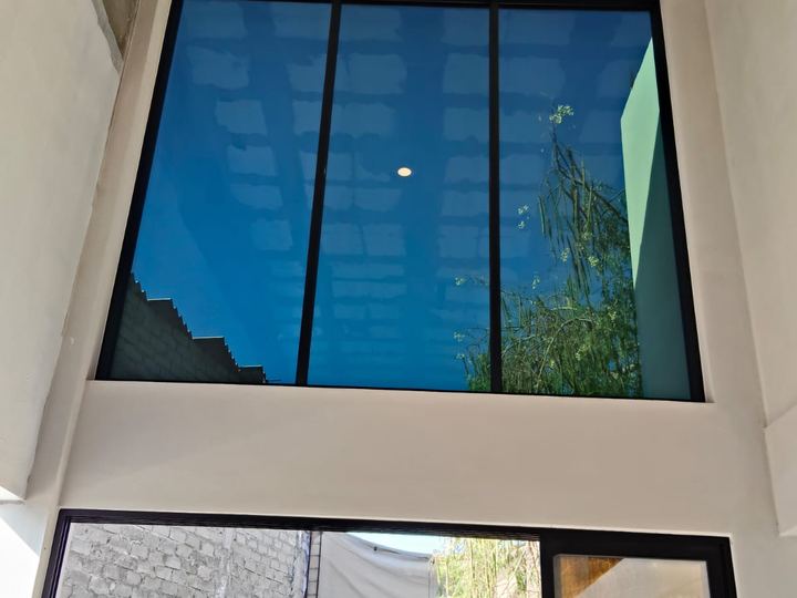 Domo de vidrio templado que ilumina el interior de la vivienda