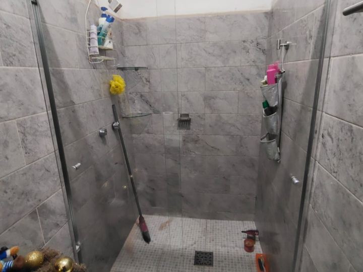 Cancel de baño esquinero con herrajes cromados