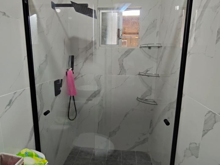 Cancel de baño con perfil negro mate