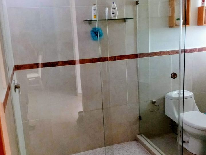 Cancel de baño corredizo con riel superior