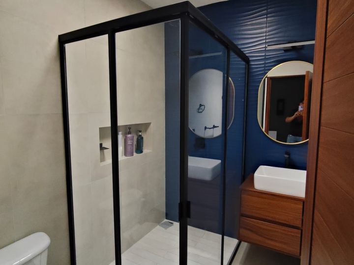 Cancel de baño con perfil negro estilo industrial