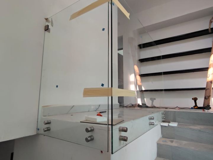 Barandal de vidrio templado en escalera interior