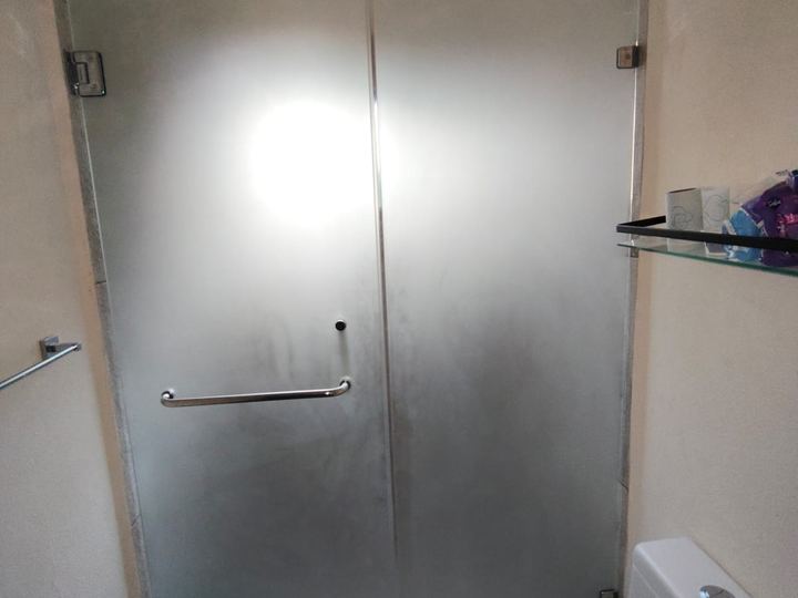 Cancel de baño en vidrio esmerilado de piso a techo