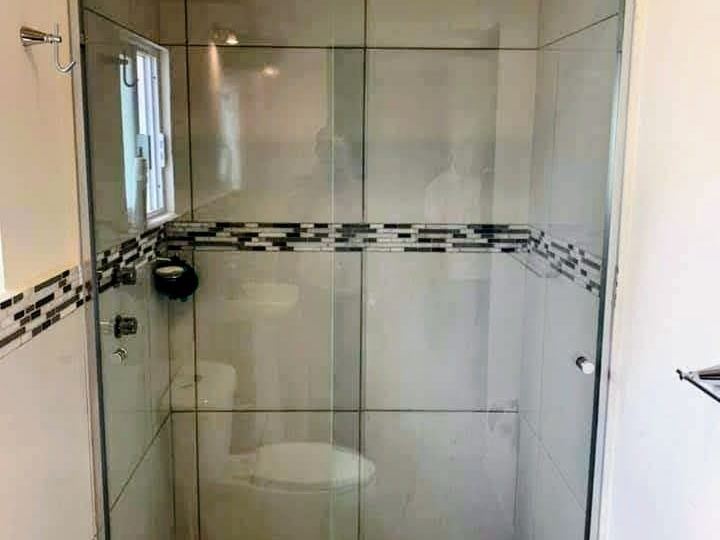 Cancel de baño con puerta corrediza en vidrio templado