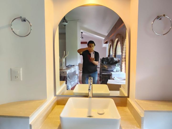 Espejo a medida instalado sobre lavabo