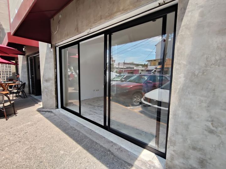 Fachada de local comercial con puerta corrediza de aluminio
