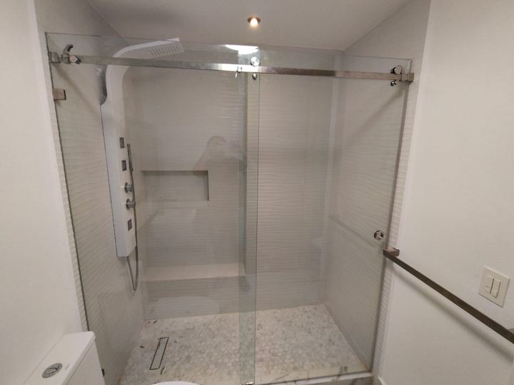 Sliding Bacalar-system enclosure with a shower panel