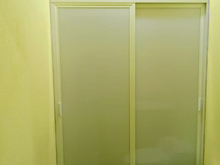 Two-panel sliding enclosure in frosted glass