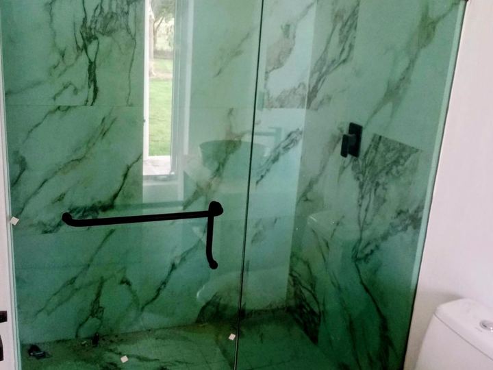 Fixed panel and door over a green marble finish